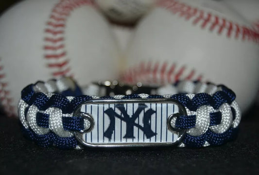New York Yankees Paracord Bracelet w/ MLB Dog Tag and Metal Buckle. AWESOME!!!